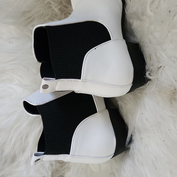 White Booties size 6 - Picture 2 of 2